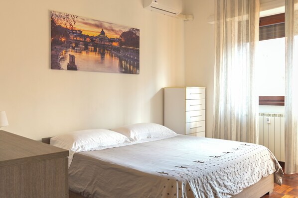 3 عدّة غرف نوم ومكواة/لوح كي وواي فاي وملاءات أسرّة