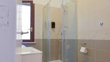 Ducha, secador de pelo, bidé y toallas