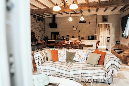Fireplace, books, music library, stereo. Guest rooms : La Cavalière - LA SOURCE DE NOS RACINES - CORPS DE FERME - AVESNOIS