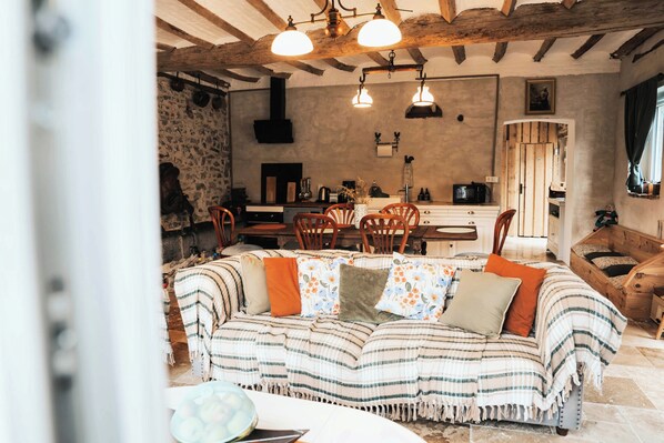 Kamin, Bücher, Musikbibliothek, Stereoanlage