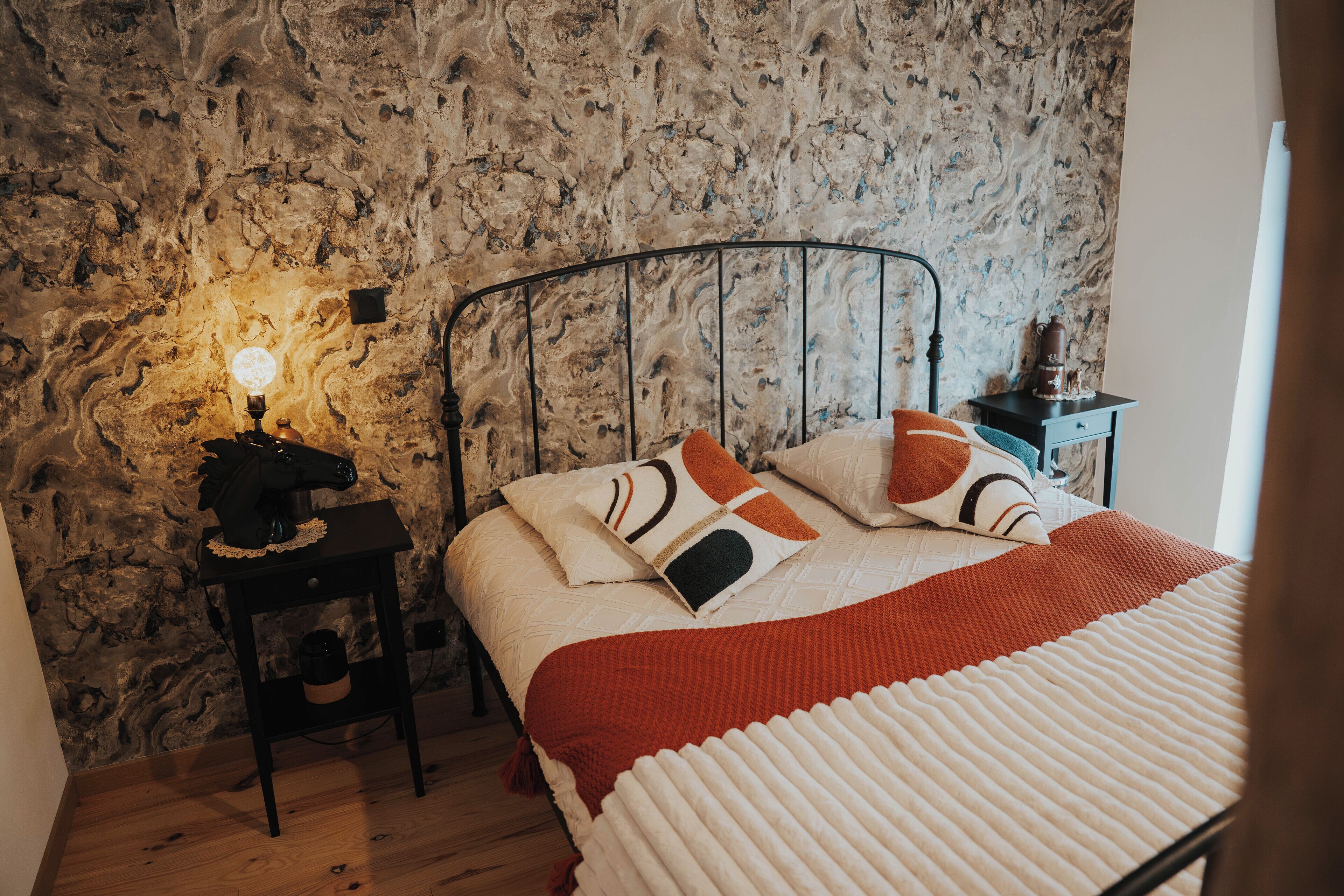 1 dormitorio, escritorio, tabla de planchar con plancha y cuna de viaje