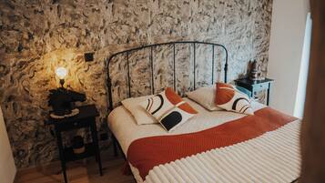 1 dormitorio, escritorio, tabla de planchar con plancha y cuna de viaje