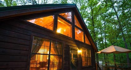 Elyssa's Escape Cabin - 2 bdrms,2 story, 2 KINGS, 1 BATH. Outdoor HOT TUB