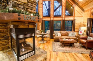 Interior - Chasing Fireflies is a perfect couple cabin-KING. Pool Table, Hot Tub, Jacuzzi (Broken Bow)
