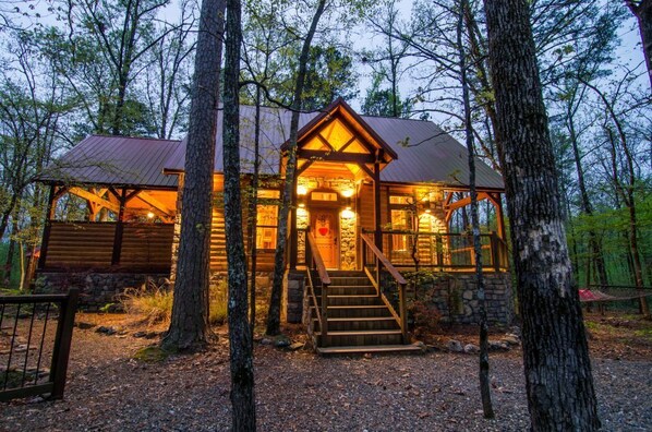 Exterior - Chasing Fireflies is a perfect couple cabin-KING. Pool Table, Hot Tub, Jacuzzi (Broken Bow)