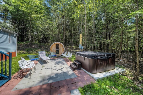 Outdoor spa tub