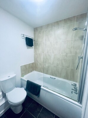 Secadora de cabello, toallas, jabón, papel de baño