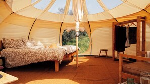 A tent with a bed, a small stool, and a table with a glass. - Stargazer – Your Sky‑View Hideaway in the Tuscan Hills (Toskana)