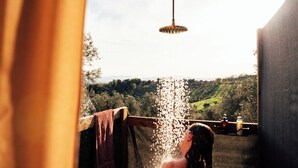 A person enjoying a water feature with a view of a lush landscape. - Stargazer – Your Sky‑View Hideaway in the Tuscan Hills (Toskana)