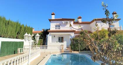 SEMI-DETACHED HOUSE WITH PRIVATE POOL