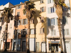 Exterior - Bright apartment near the port (Toulon)