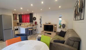 TV - Charming T2 100 meters from the beach (Fréjus)