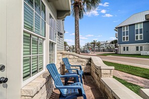 Terrace/patio - Adorable, Pet-Friendly Condo@Cinnamon Shore w/ Pools, On-Site Dining & More (Port Aransas)