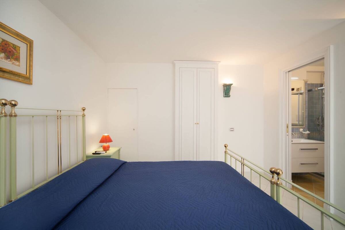 Deluxe Double Room, Courtyard View | Minibar, blackout drapes, soundproofing, iron/ironing board (on request)