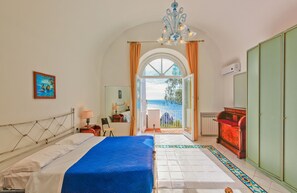 Luxury Suite, Balcony, Sea and Faraglioni View | Utsikt fra rommet