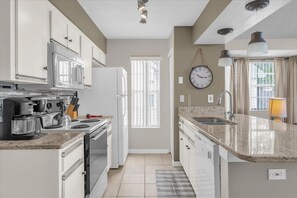 Køleskab, mikrobølgeovn, ovn, kogeplade