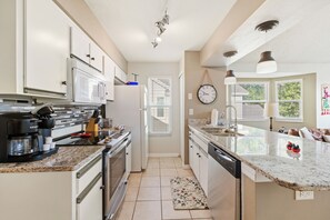 Una cucina moderna dotata di forno, microonde e lavastoviglie.