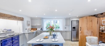 Court - Four Bedroom House, Sleeps 8