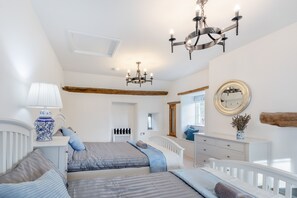 4 slaapkamers, een strijkplank/strijkijzer, gratis wifi, beddengoed