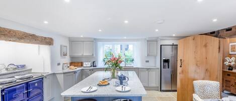 Mikrowelle, Ofen, Geschirrspüler, Hochstuhl