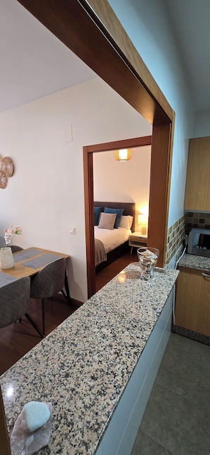 Premium-Apartment, Balkon, Stadtblick | Eigene Küche