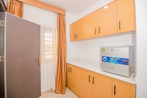 2 bedrooms, desk, laptop workspace, soundproofing