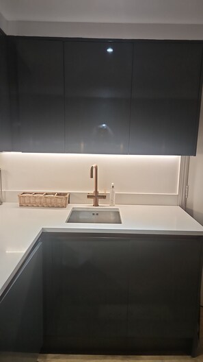 Hair dryer, towels, soap, toilet paper - Beautifull 1 bedroom flat right in the heart of Notting Hill, London W1 (London)