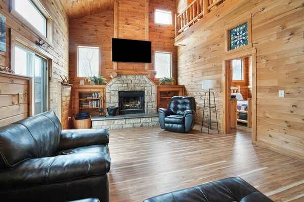 TV, fireplace, DVD player, books - Ridgeview Retreat | Hocking Hills (South Bloomingville)