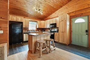 Coffee/tea maker, fridge, microwave, oven - Ridgeview Retreat | Hocking Hills, Hot Tub, Sauna (South Bloomingville)