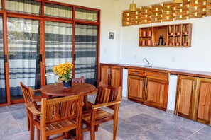 Luxury Double Room, Garden View | Private kitchen