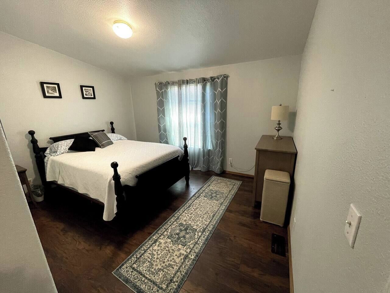 3 slaapkamers, een strijkplank/strijkijzer, reisbedje, wifi