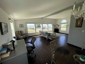 TV - Rosie's Surf Shack: 3 BR, 2 BA house in beautiful Grays Harbor (Grays Harbor County)