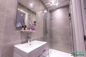 Shower, hair dryer - Flat in Wythenshawe. 10 minutes to Manchester Airport. Sleeps 6. (Wythenshawe)