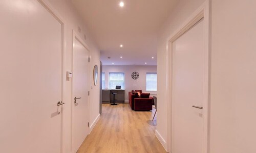 Flat in Wythenshawe. 10 minutes to Manchester Airport. Sleeps 6.