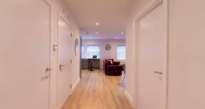 Flat in Wythenshawe. 10 minutes to Manchester Airport. Sleeps 6.