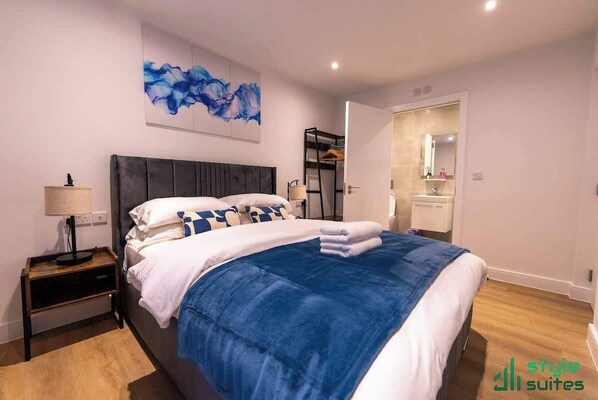 2 slaapkamers, een strijkplank/strijkijzer, wifi, beddengoed