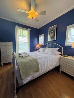 3 makuuhuonetta, työpöytä, silitysrauta/-lauta, vauvan matkasänky