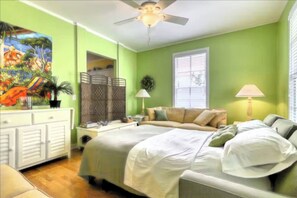 3 habitaciones, escritorio y tabla de planchar con plancha 