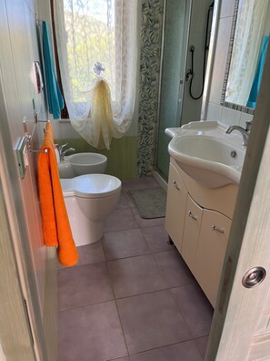 Dutxa, assecador de cabells, bidet i tovalloles