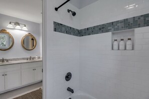 Shower, hair dryer - Marsh front/sleeps 8/ Walkable/ Rec Area (Tybee Island)