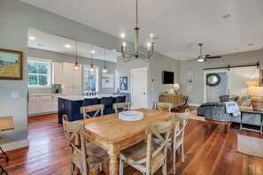 Dining - Marsh front/sleeps 8/ Walkable/ Rec Area (Tybee Island)