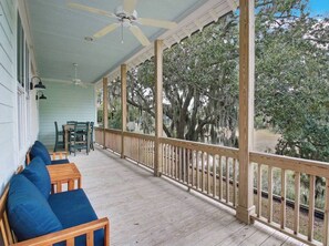 Outdoor dining - Marsh front/sleeps 8/ Walkable/ Rec Area (Tybee Island)