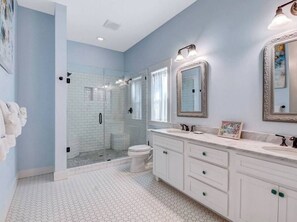 Shower, hair dryer - Marsh front/sleeps 8/ Walkable/ Rec Area (Tybee Island)