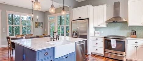 Kylskåp, mikrovågsugn, ugn och spishäll