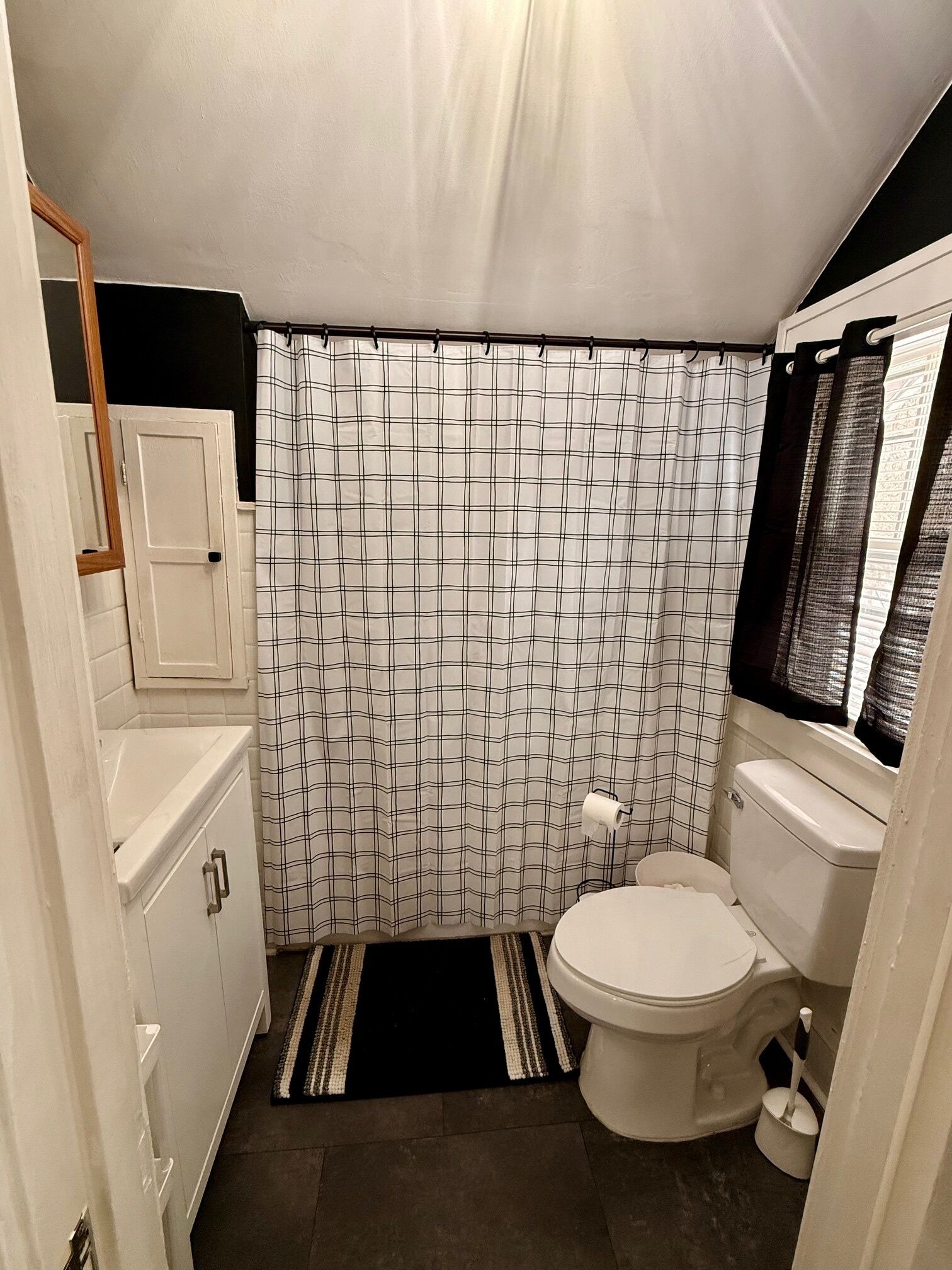 Een douche, een haardroger, handdoeken, zeep