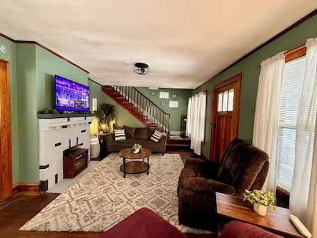 TV. Charming 2-bedroom trail house in Bramwell, WV