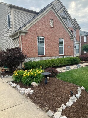 Property grounds - Charming 2-bedroom bed & breakfast in wonderful Ypsilanti with WiFi, AC (Ypsilanti)