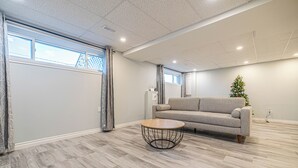 TV - Entire NEW House 5BDR , close to DT MTL, 4 Parking (Brossard)