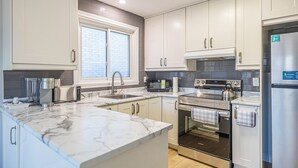 Cookware/dishes/utensils - Entire NEW House 5BDR , close to DT MTL, 4 Parking (Brossard)