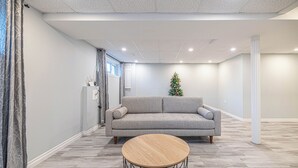 TV - Entire NEW House 5BDR , close to DT MTL, 4 Parking (Brossard)